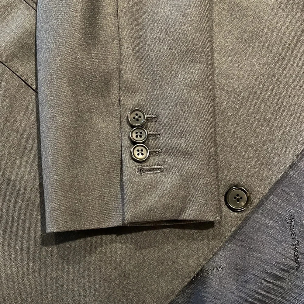 Hickey Freeman Charcoal Grey 100% wool with functional cuffs - Picture 5 of 10